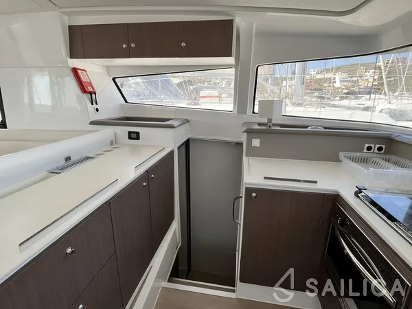Bali 4.1 - Yacht Charter Sailica