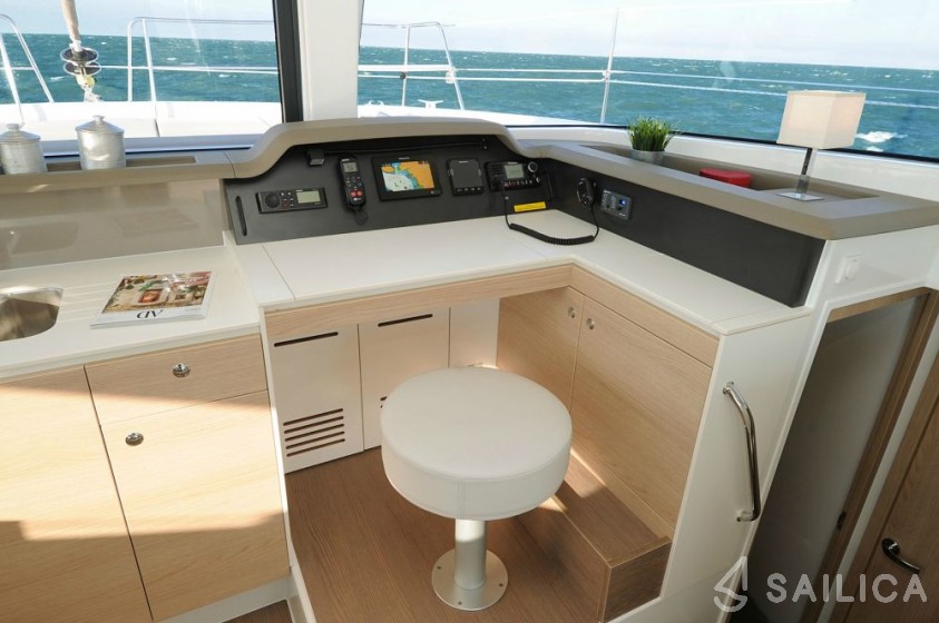 Bali 4.1 - Yacht Charter Sailica