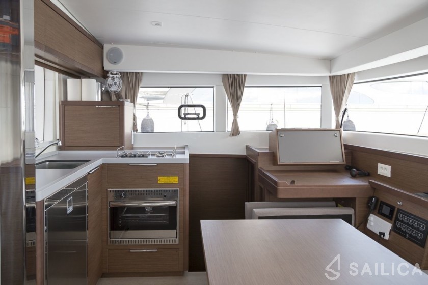 Lagoon 40 - Yacht Charter Sailica