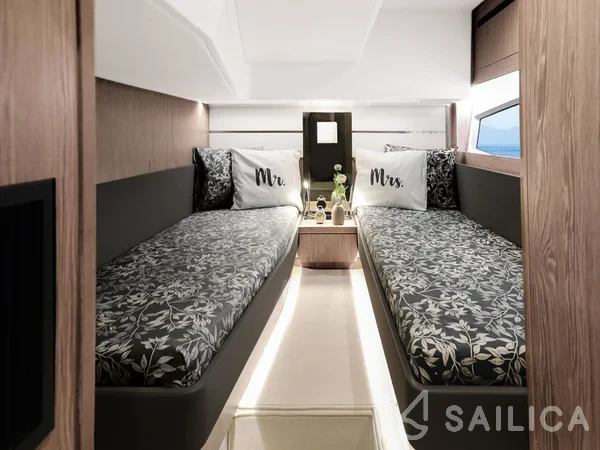 Sealine F430 - Yacht Charter Sailica
