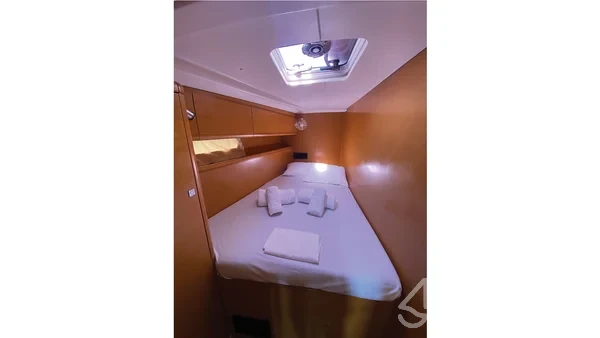 Jeanneau 53 - Yacht Charter Sailica