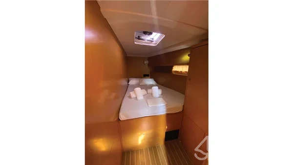 Jeanneau 53 - Yacht Charter Sailica