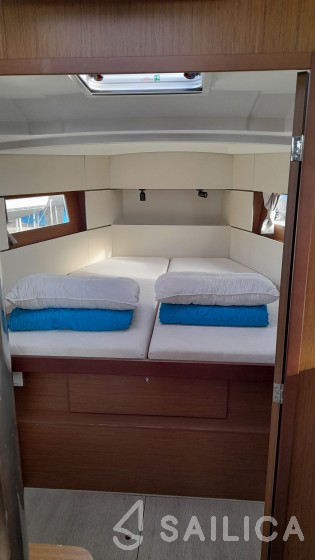 Oceanis 38.1 - Yacht Charter Sailica