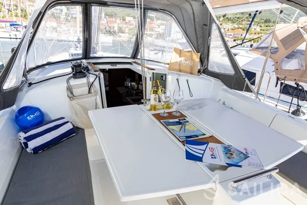 Oceanis 38.1 - Yacht Charter Sailica