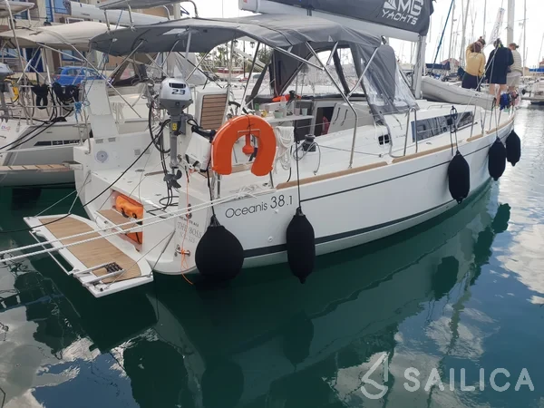 Oceanis 38.1 - Yacht Charter Sailica