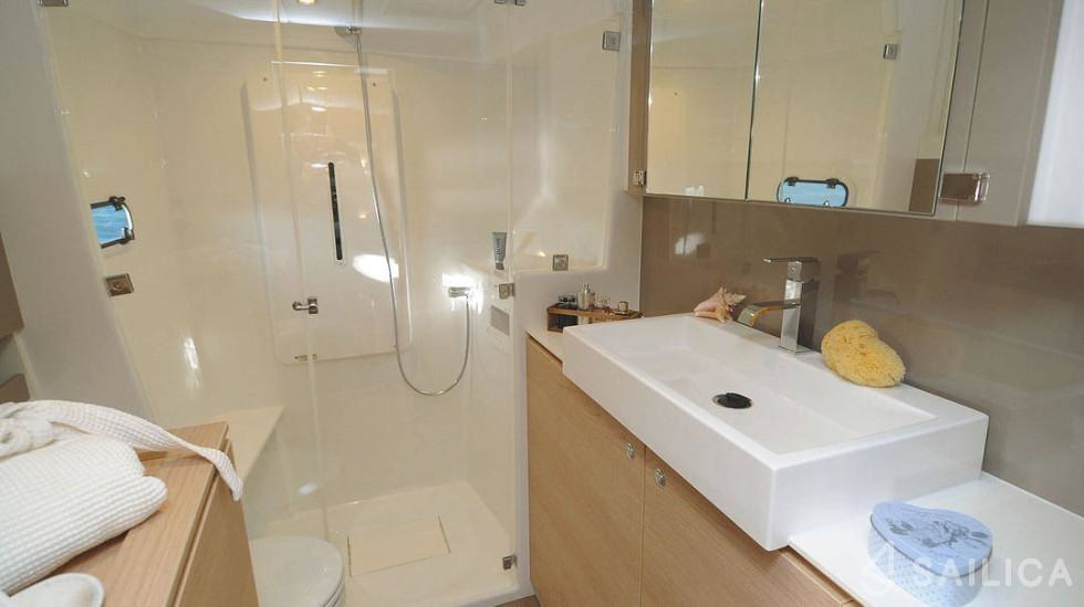 Bali 4.1 - Yacht Charter Sailica