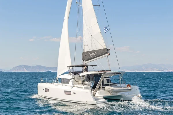 Lagoon 42 - Yacht Charter Sailica
