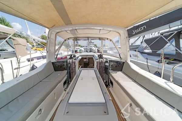 Oceanis 41.1 - Yacht Charter Sailica