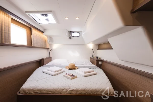 Lagoon 450  Flybridge - Yacht Charter Sailica