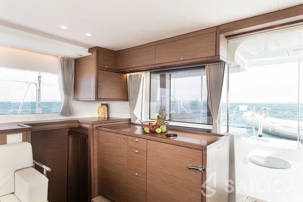 Lagoon 450  Flybridge - Yacht Charter Sailica
