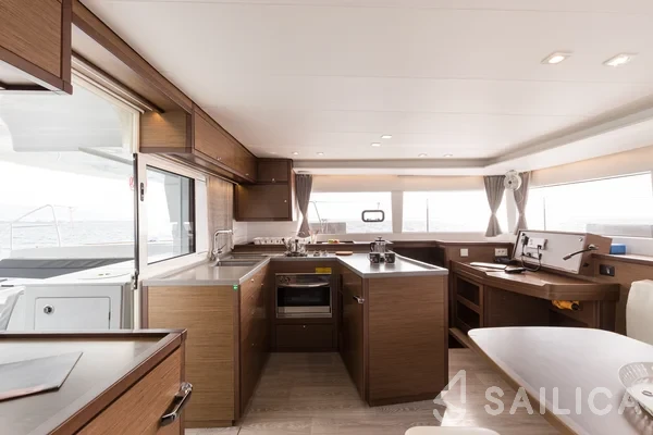 Lagoon 450  Flybridge - Yacht Charter Sailica