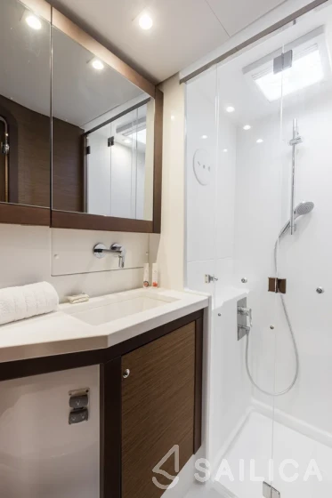 Lagoon 450  Flybridge - Yacht Charter Sailica