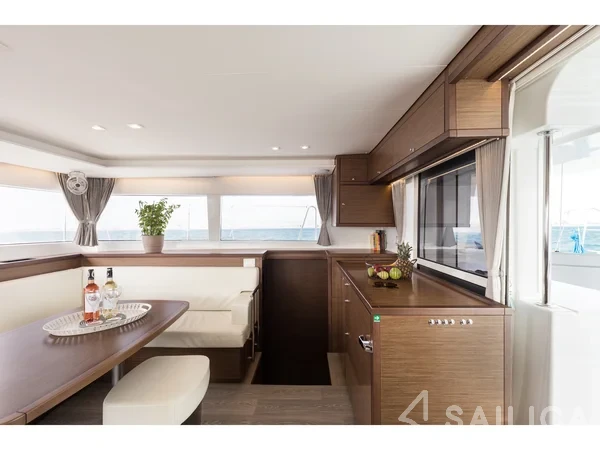 Lagoon 450  Flybridge - Yacht Charter Sailica