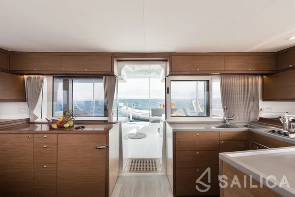Lagoon 450  Flybridge - Yacht Charter Sailica