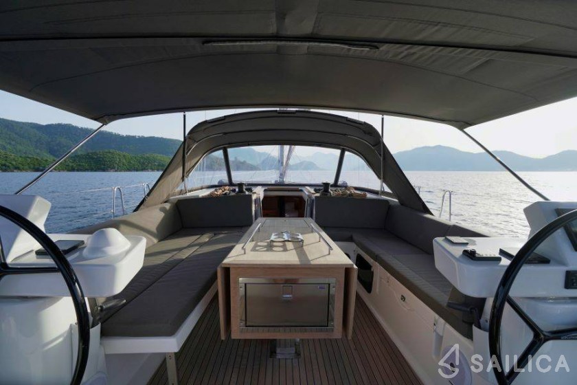 Dufour 520 GL - Yacht Charter Sailica