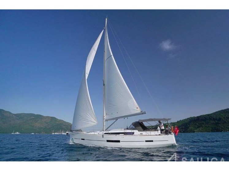 Dufour 520 GL - Yacht Charter Sailica