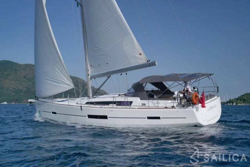 Dufour 520 GL - Yacht Charter Sailica