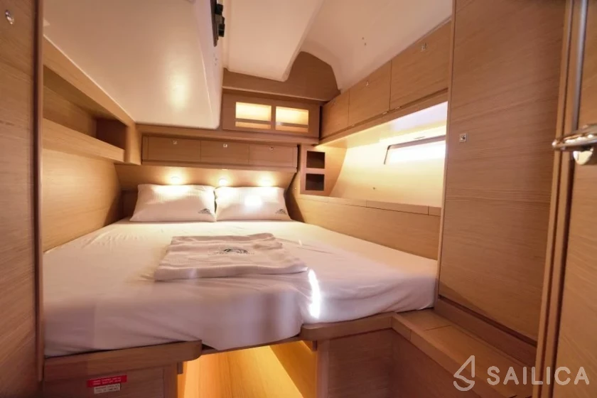 Dufour 520 GL - Yacht Charter Sailica