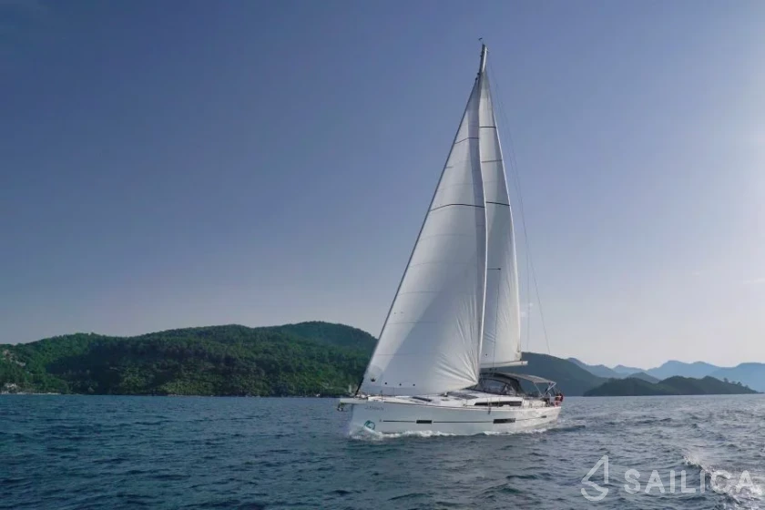 Dufour 520 GL - Yacht Charter Sailica