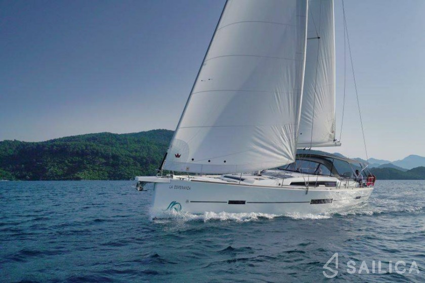 Dufour 520 GL - Yacht Charter Sailica