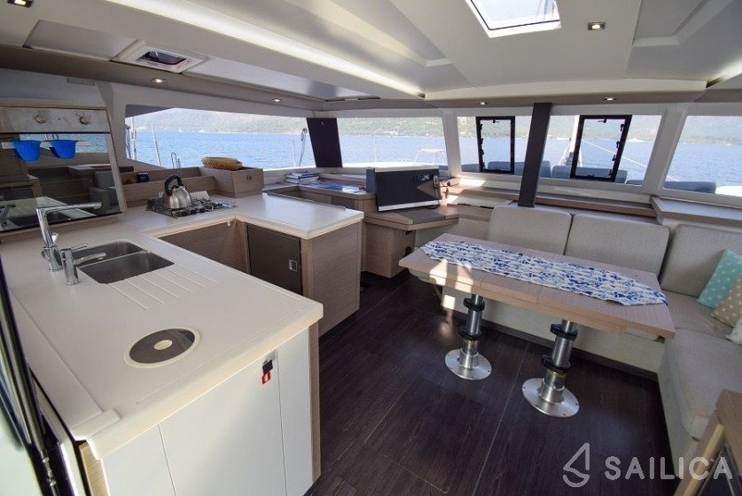 Astréa 42 - Yacht Charter Sailica
