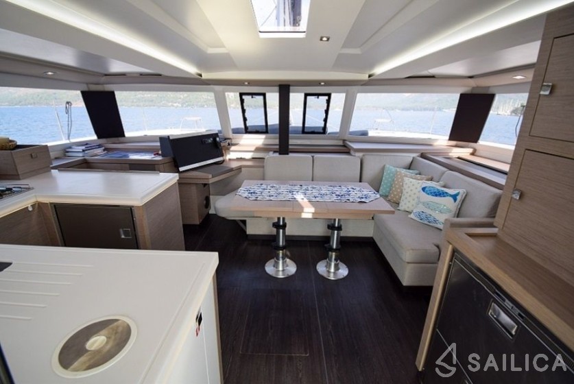 Astréa 42 - Yacht Charter Sailica