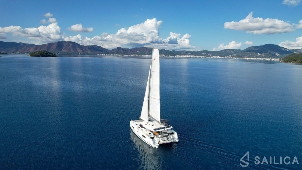 Astréa 42 - Yacht Charter Sailica