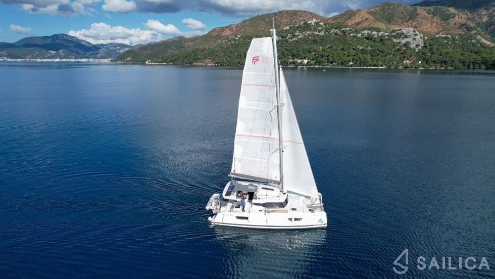 Astréa 42 - Yacht Charter Sailica