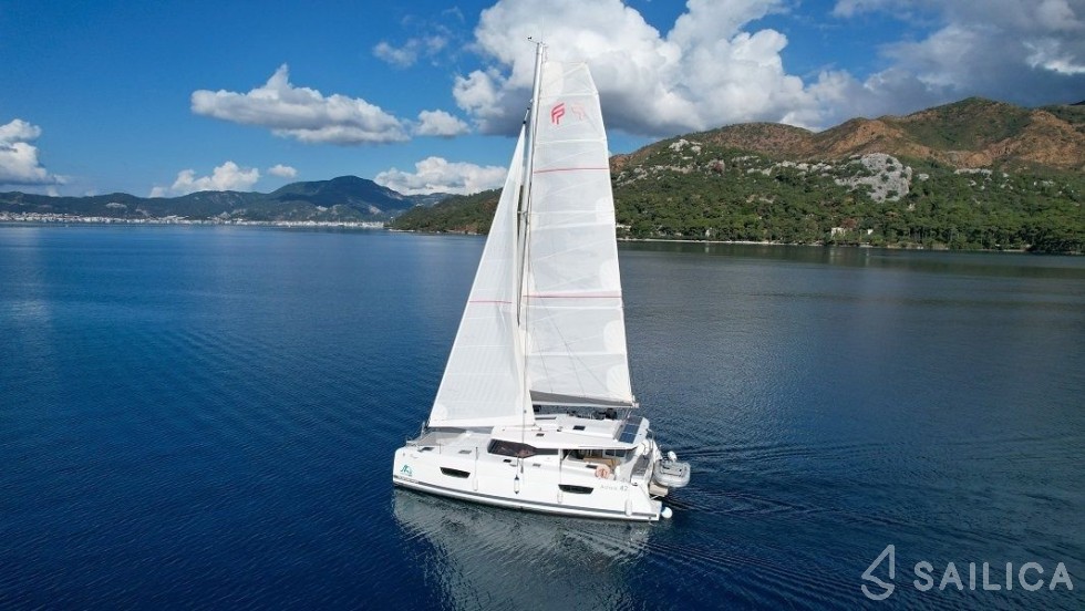 Astréa 42 - Yacht Charter Sailica