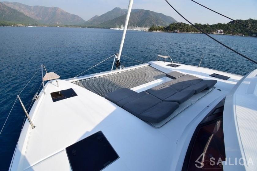 Astréa 42 - Yacht Charter Sailica
