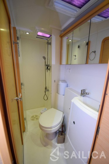 Lagoon 421 - Yacht Charter Sailica
