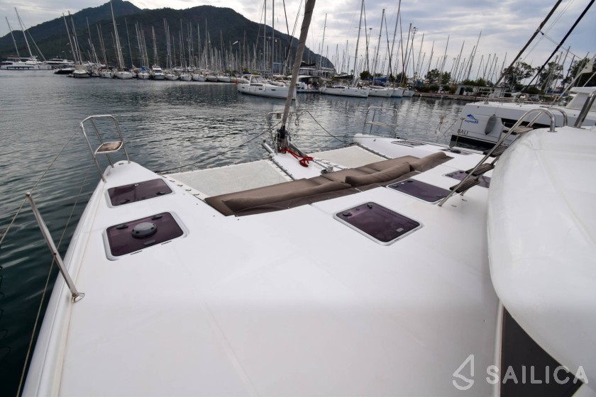 Lagoon 421 - Yacht Charter Sailica