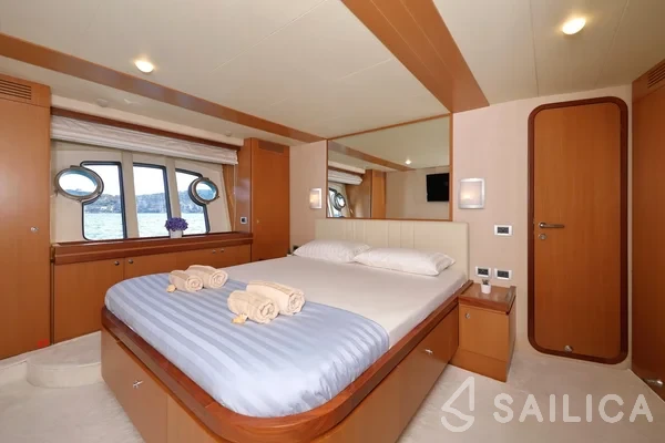 Ferretti 681 - Yacht Charter Sailica