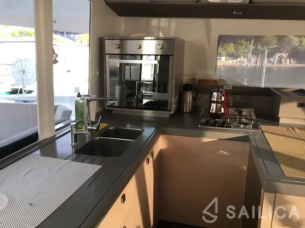 Astréa 42 - Yacht Charter Sailica