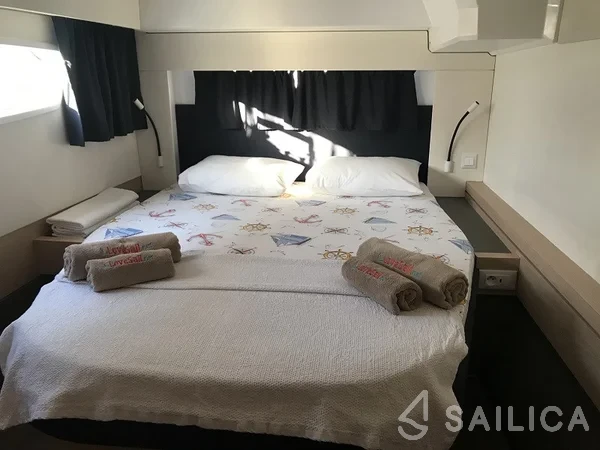 Astréa 42 - Yacht Charter Sailica