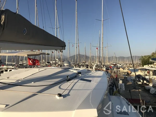 Astréa 42 - Yacht Charter Sailica