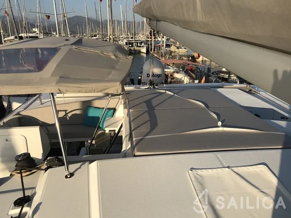 Astréa 42 - Yacht Charter Sailica