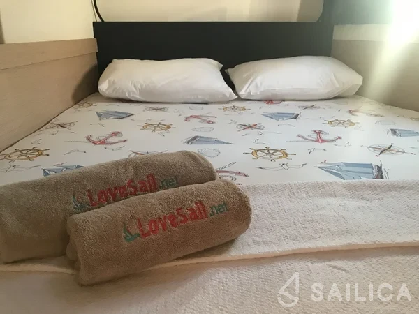 Astréa 42 - Yacht Charter Sailica