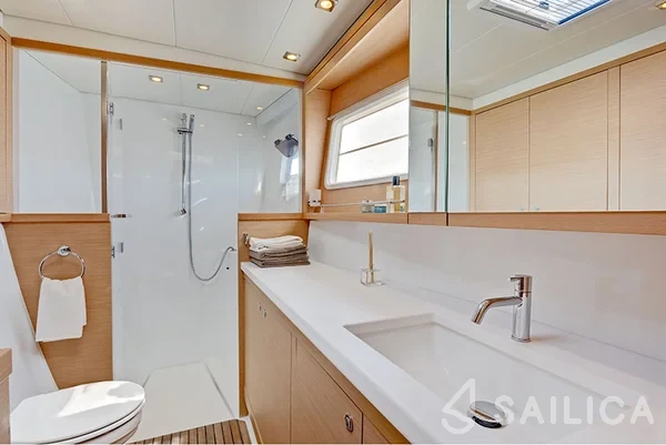 Lagoon 450  Flybridge - Yacht Charter Sailica