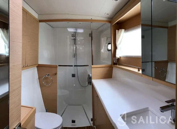 Lagoon 450  Flybridge - Yacht Charter Sailica