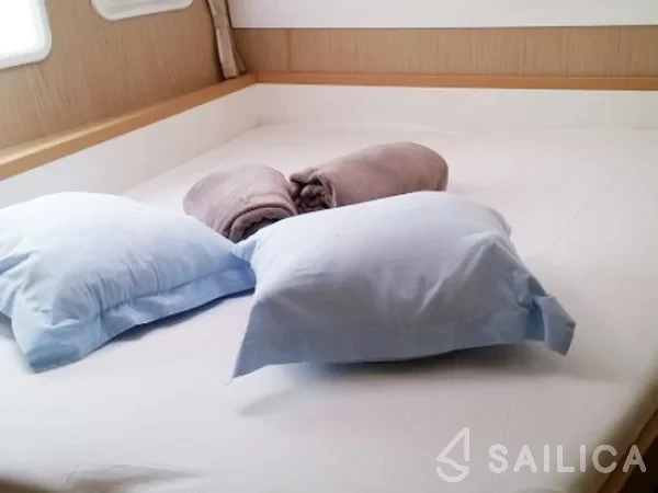Lagoon 450  Flybridge - Yacht Charter Sailica