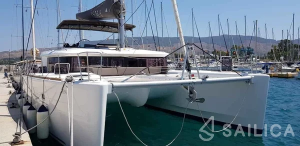 Lagoon 450  Flybridge - Yacht Charter Sailica