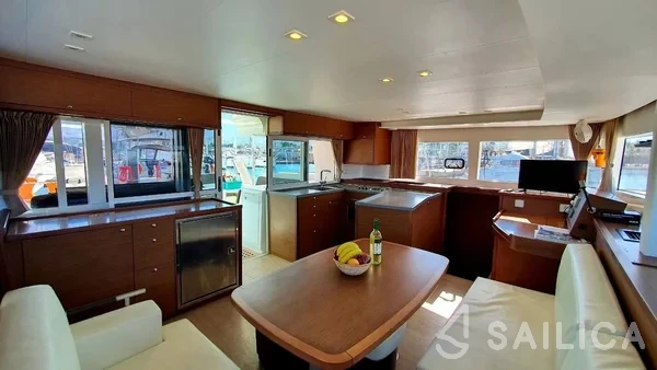 Lagoon 450  Flybridge - Yacht Charter Sailica