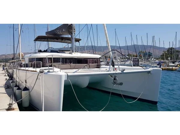 Lagoon 450  Flybridge - Yacht Charter Sailica