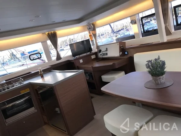 Lagoon 450  Flybridge - Yacht Charter Sailica