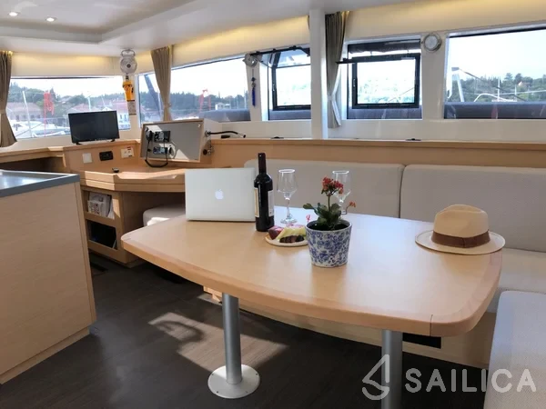 Lagoon 450  Flybridge - Yacht Charter Sailica