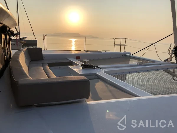 Lagoon 450  Flybridge - Yacht Charter Sailica