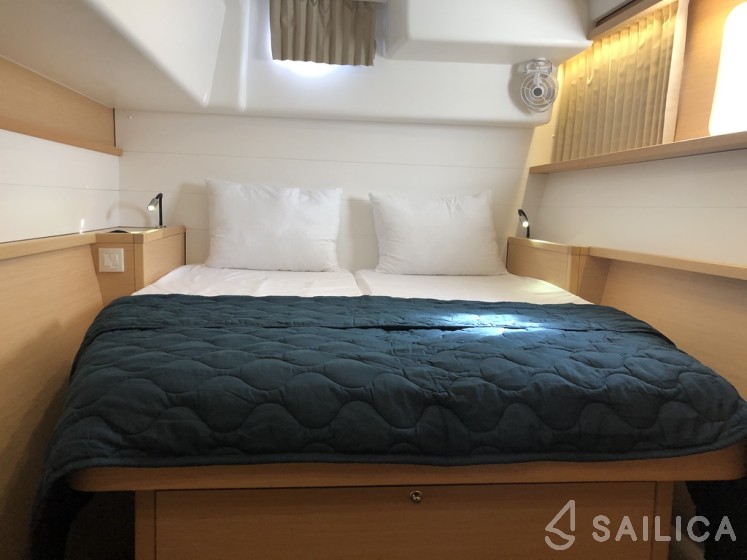 Lagoon 450  Flybridge - Yacht Charter Sailica