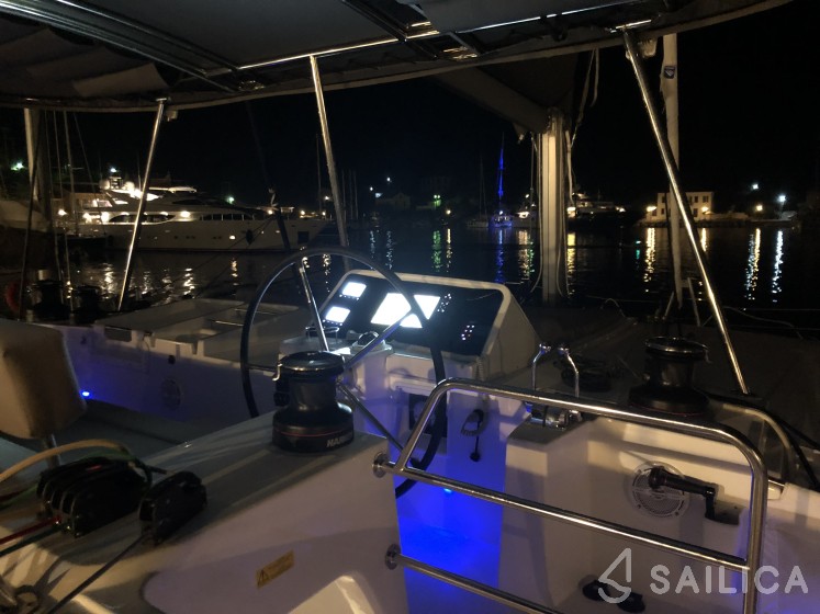 Lagoon 450  Flybridge - Yacht Charter Sailica