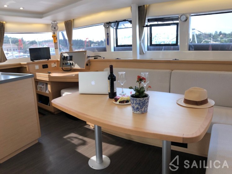 Lagoon 450  Flybridge - Yacht Charter Sailica
